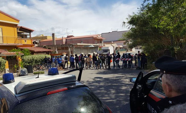 Protesta migranti minorenni a Vibo, intervengono carabinieri