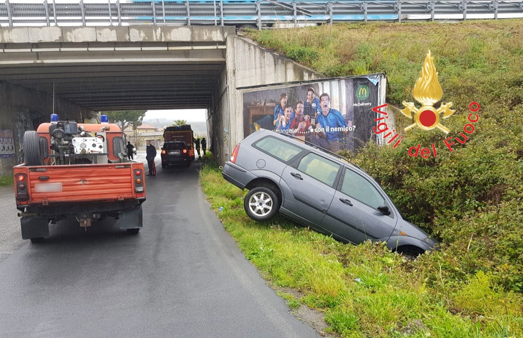 Perde il controllo dell'auto e finisce in un canale a Mortilla, illeso conducente