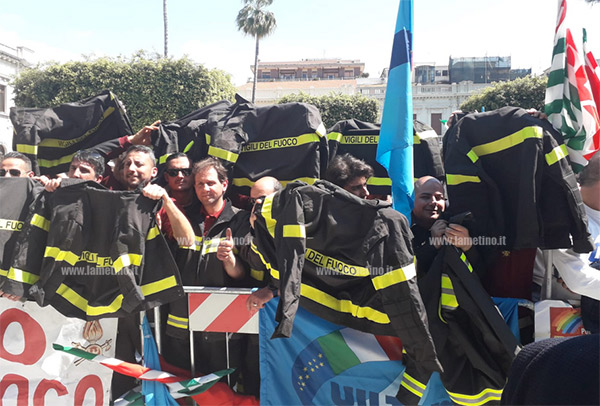 Cdm, premier Conte si ferma a parlare con precari vigili del fuoco