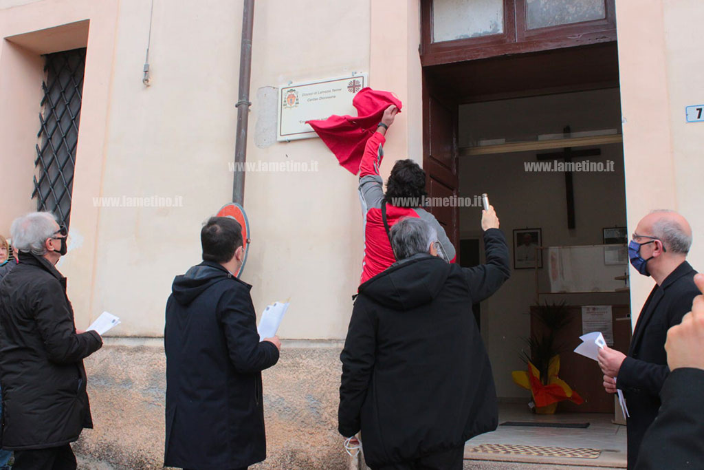 Lamezia, “Ero nudo e mi avete vestito”: inaugurato centro docce e vestiario per i più bisognosi