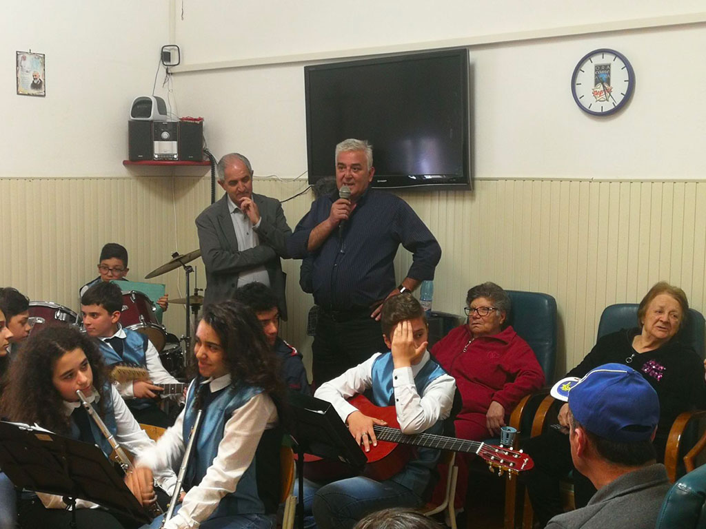 Studenti Istituto Comprensivo Falerna in visita agli ospiti del centro anziani “Ippolito Dodaro”
