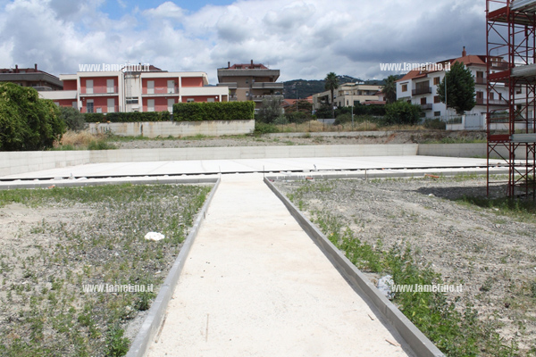 centro-polivalente-immigrati-esterno-parcheggio.jpg