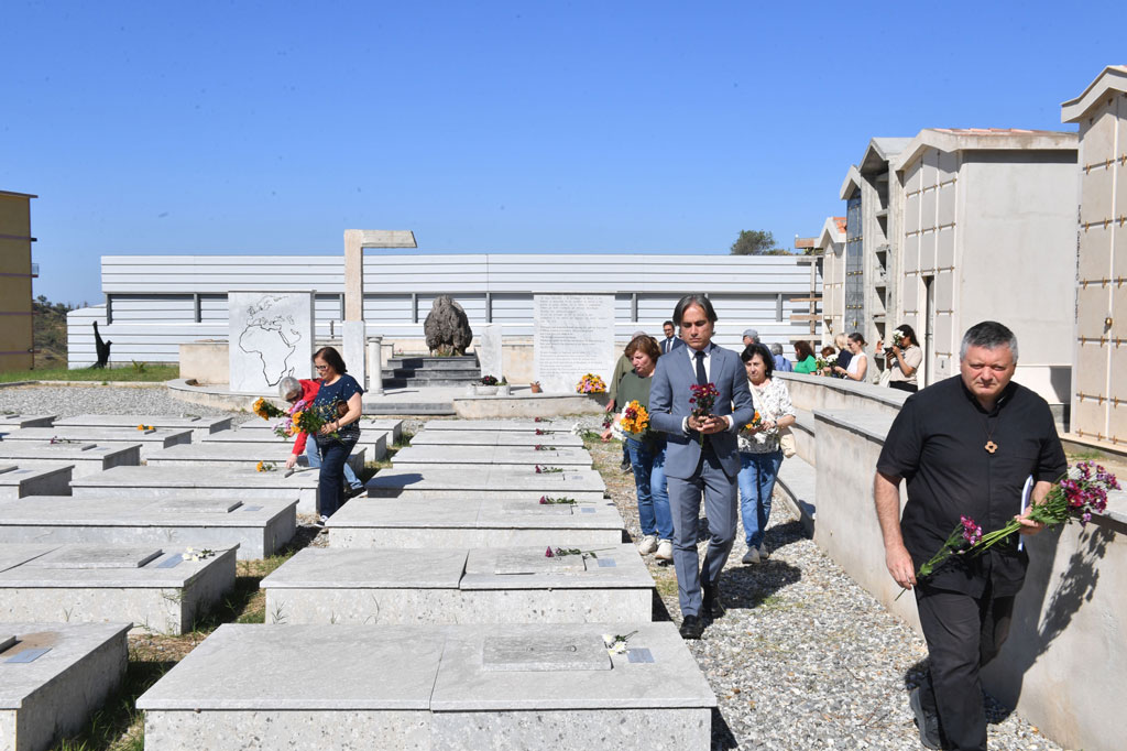 cerimonia-cimitero-migranti-Armo-2025---3_eb5e4.jpg