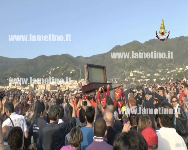 Calabria: Processione in mare con mantello San Francesco di Paola