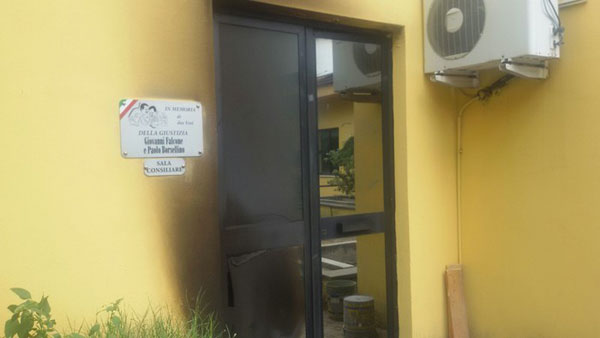 Incendio ingresso Comune Cerisano, denunciati tre ragazzi 