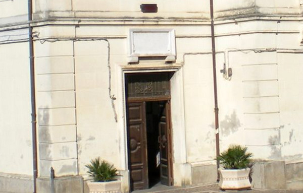 Petardo esplode davanti portone Comune Cessaniti, secondo danneggiamento in due giorni 