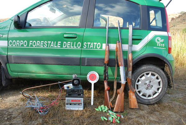 Usavano richiami elettroacustici illegali, CFS denuncia 5 cacciatori nel reggino