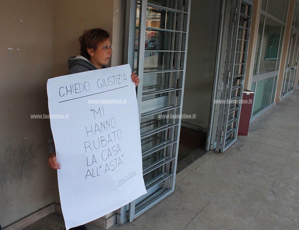Lamezia: donna si incatena davanti tribunale
