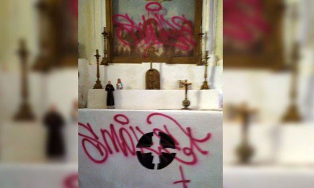 Atto vandalico in chiesa Castrovillari, imbrattato altare