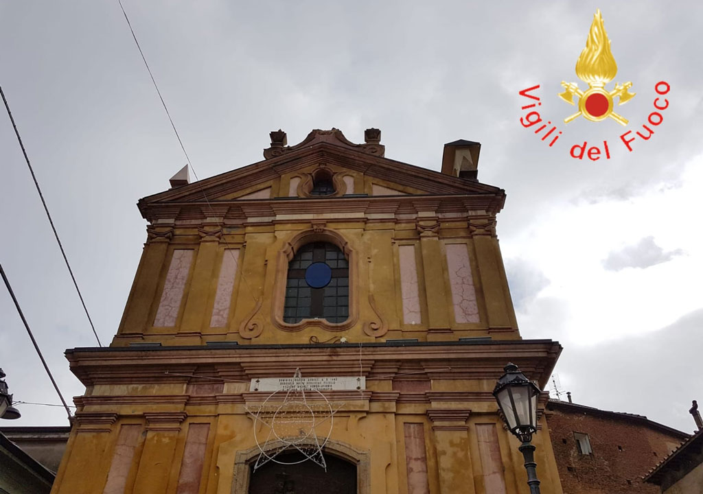 Fulmine colpisce croce di una chiesa nel Vibonese: danni anche ad auto in sosta