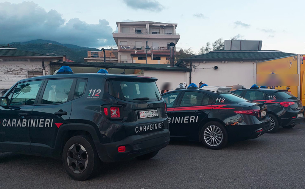 Rissa sul lungomare a Falerna: intervengono i carabinieri
