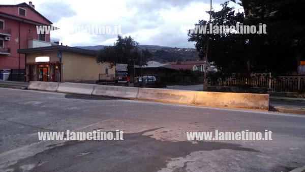 Lamezia: Rimossa mini-rotatoria in via del Progresso e ripristinato spartitraffico