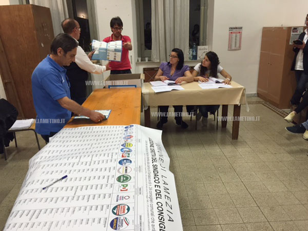 chiusura1_seggi_310515.jpg