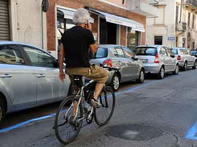 Cosenza, ciclista multato perchè parlava al telefonino, tolti anche 5 punti dalla patente