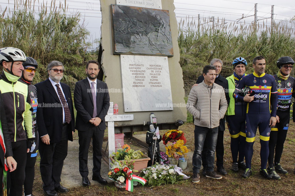 Lamezia, viceministro Cancelleri ricorda gli otto ciclisti: “Sicurezza su Statale 18 rimasta la stessa di quel tragico fatto”