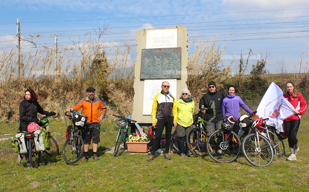 Ciclo staffetta per la pace fa tappa a Lamezia e omaggia stele otto ciclisti  