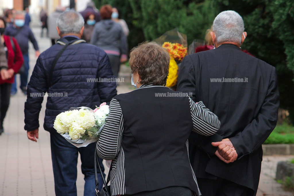 Lamezia, visita ai cimiteri cittadini tra mascherine e misurazione della temperatura 