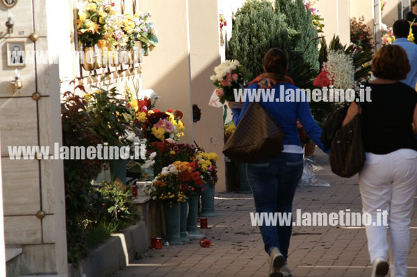 cimitero-nicastro-persone-nov-2013.jpg