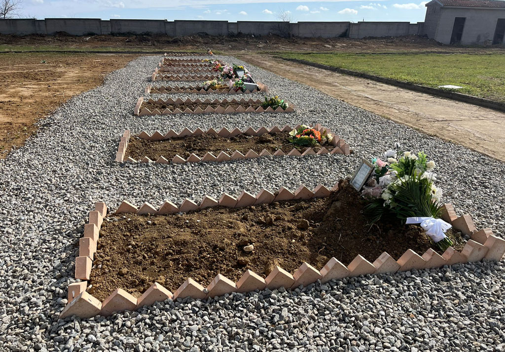 cimitero-vittime-cutro-2024-02-23-alle-12.08.43_19a6d.jpg