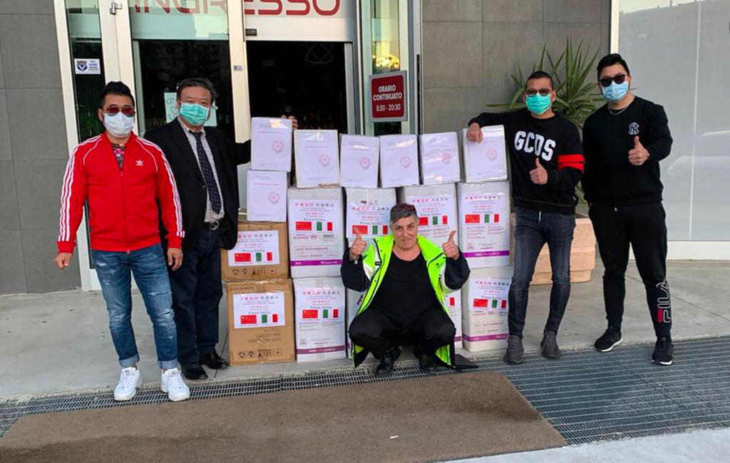 Associazione cinesi dona guanti e camici a Comune Cosenza