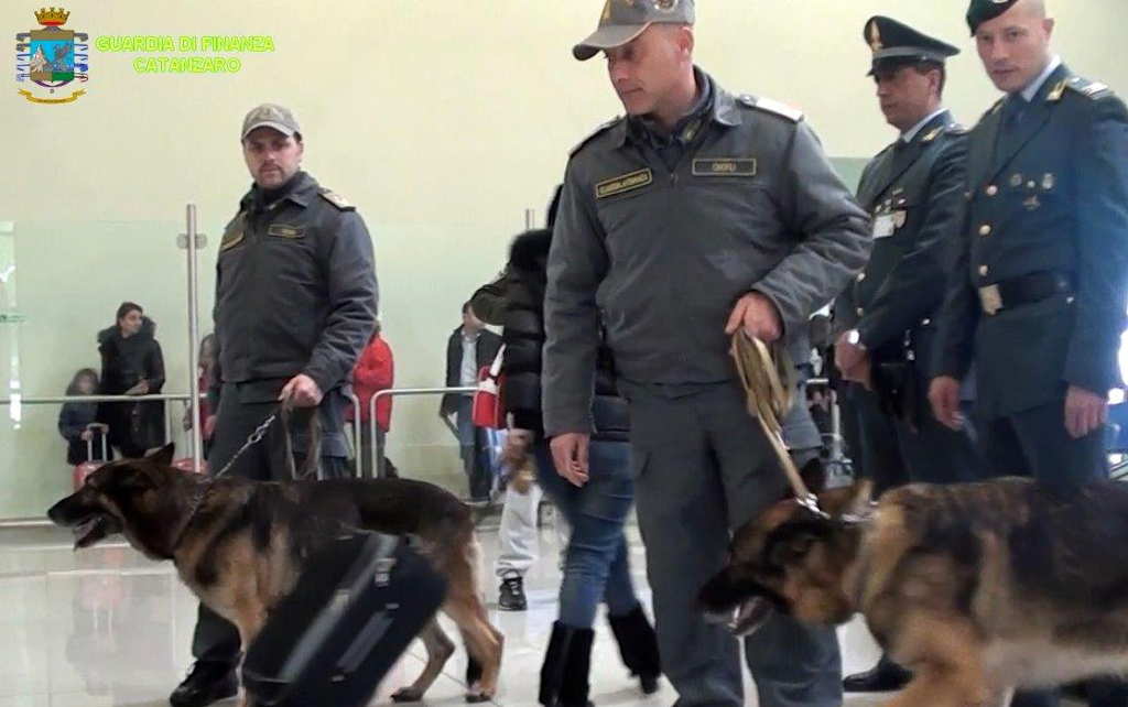 Lamezia: nel bagaglio con mezzo chilo di marijuana, GdF denuncia corriere della droga alla stazione 