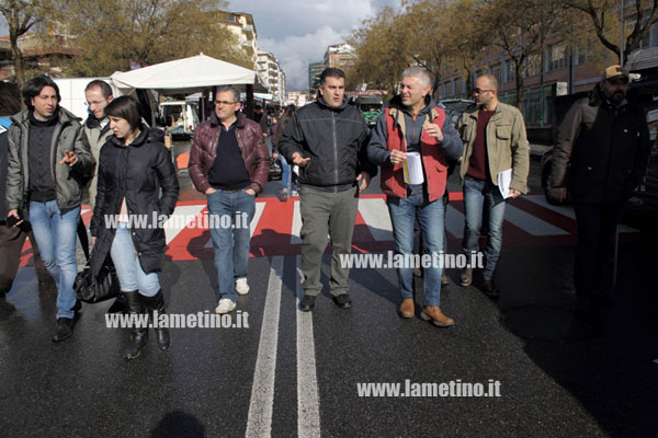 Lamezia: Tour al mercato del sabato per gli attivisti Cinque Stelle assieme al senatore Morra 