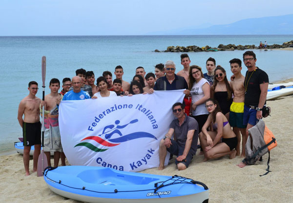 Lamezia: giornata “azzurra” con canoa e kayak per gli studenti dell’istituto “De Fazio”