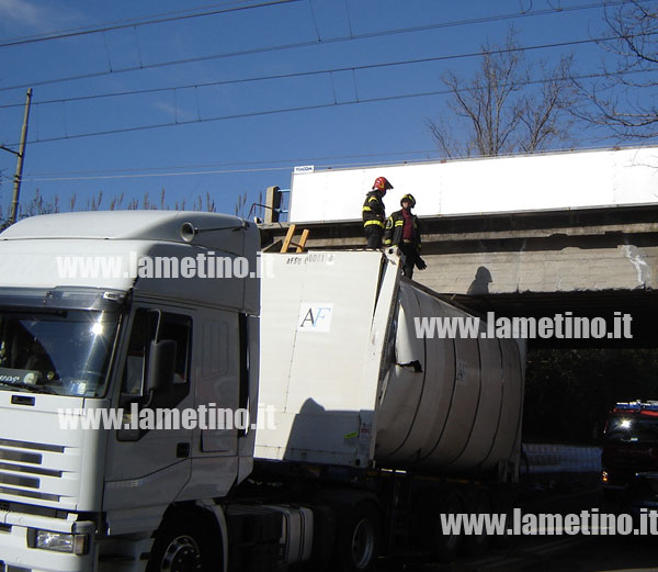 Lamezia: Cisterna urta ponte ferroviario, intervento vigili del fuoco
