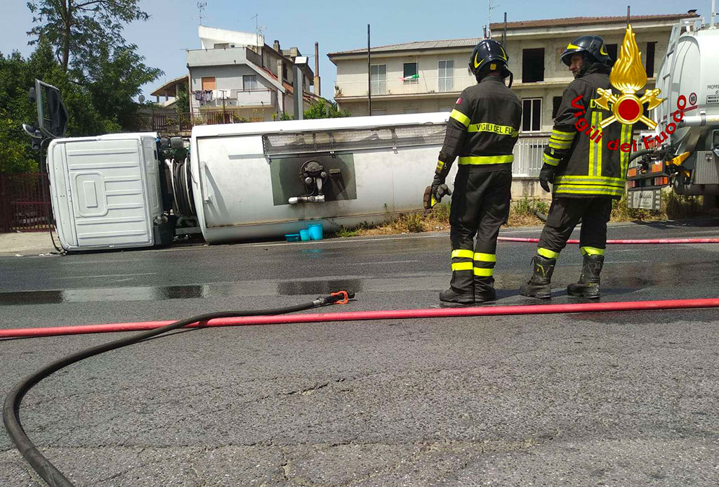 Si ribalta autocisterna carica di gasolio sulla SS18 a Ionadi, evacuata vicina abitazione