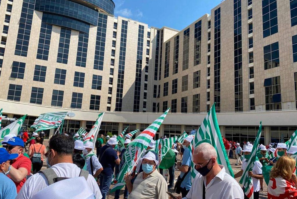 Sanità, sit-in dei sindacati alla Regione: "Serve svolta"