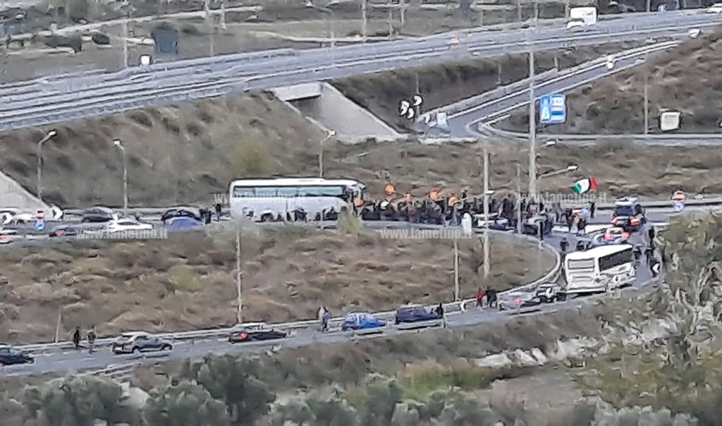 Sanità, protesta alla Cittadella Regionale: bloccato l'ingresso