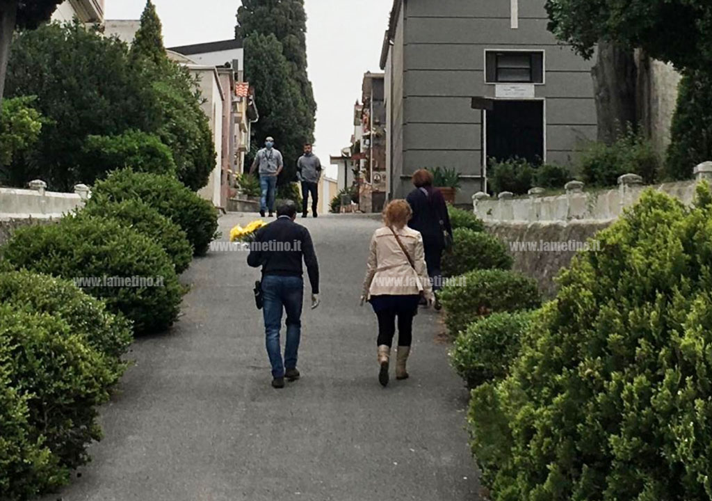 Lamezia, cimiteri aperti nella prima domenica della Fase2: ingressi ordinati e distanziamento per cittadini in visita ai defunti