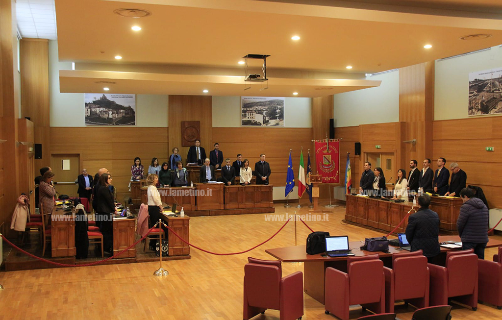 Lamezia, il Consiglio approva variazione di bilancio: via libera a fondi per bonifica campo rom