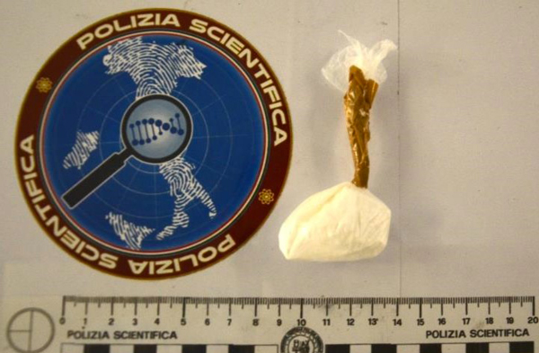 Cocaina nascosta nel reggiseno della moglie: arrestati giovani coniugi a Catanzaro 
