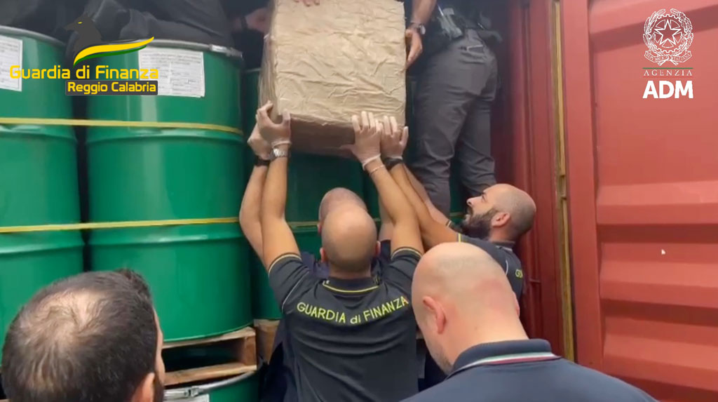 Sequestrati al porto di Gioia Tauro 800 kg di cocaina, la scoperta di Guardia di finanza e Agenzia delle dogane