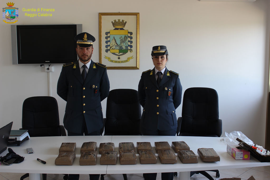 Sequestrati 19 kg cocaina nascosti in container banane a Gioia Tauro