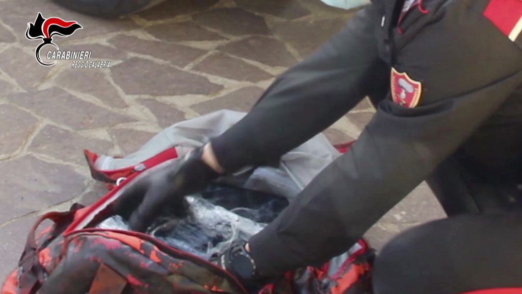In auto con tre borsoni contenenti 87 kg di cocaina, un arresto a Gioia Tauro - VIDEO