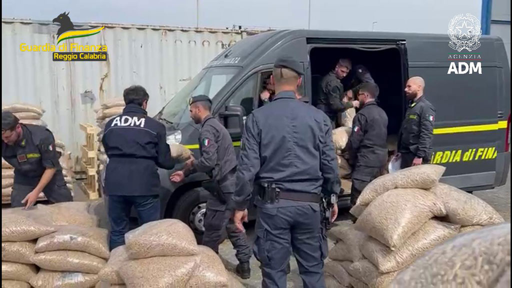 Oltre una tonnellata di cocaina sequestrata nel porto di Gioia Tauro, avrebbe fruttato 187 milioni di euro - Video