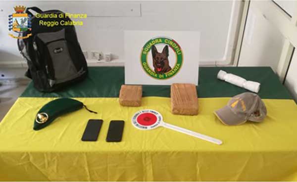 Lascia zaino con dentro cocaina al terminal dei traghetti a Reggio Calabria, arrestato 25enne 