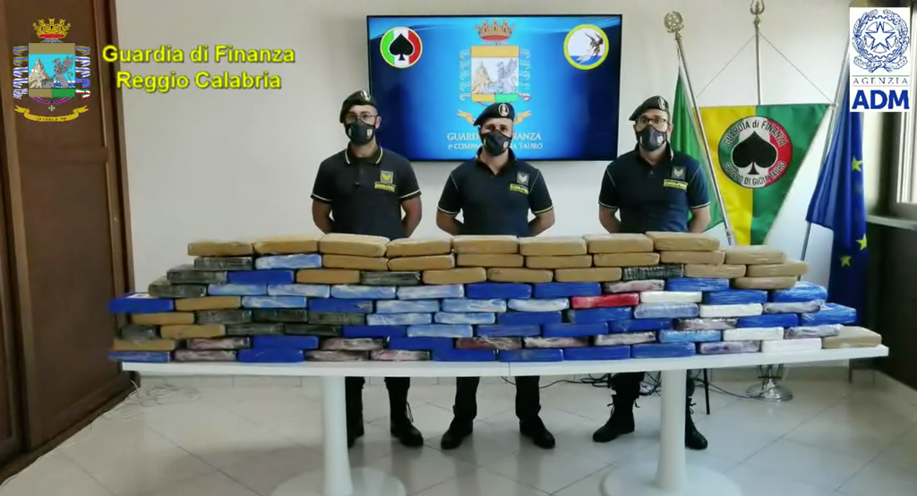 Sequestrati 108 kg di cocaina dal valore di 22 milioni nel porto di Gioia Tauro
