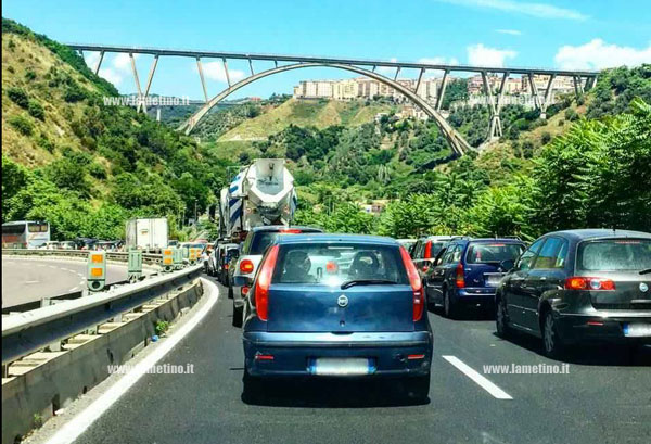 Principio di incendio a mezzo pesante su SS 280, intervengono Vigili del fuoco