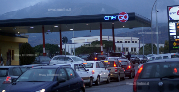 Lamezia, psicosi pieno benzina: distributori presi d'assalto e già si pensa a far scorte nei supermercati
