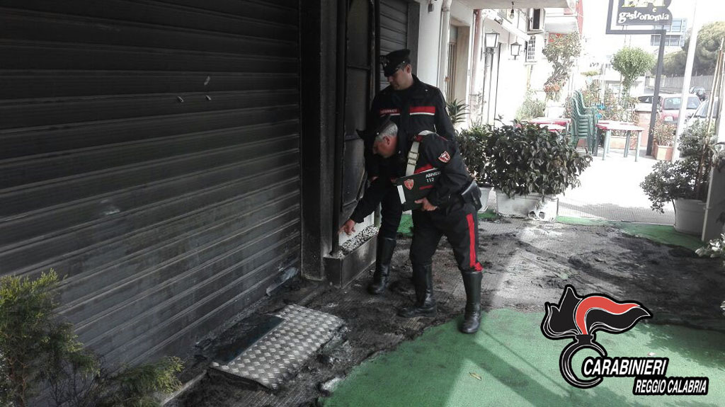Dà fuoco per vendetta a saracinesca bar, arrestato 42enne a Motta San Giovanni