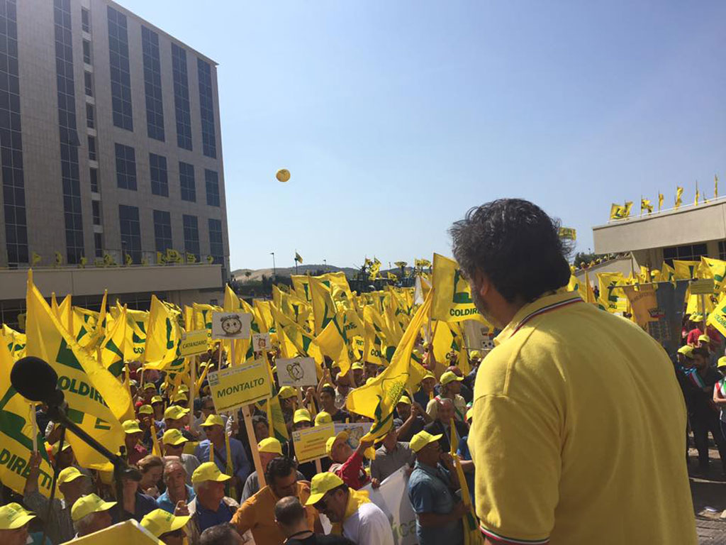 Protesta Coldiretti alla Cittadella Regionale: "Siamo qui per suonare la sveglia ad Oliverio" - VIDEO