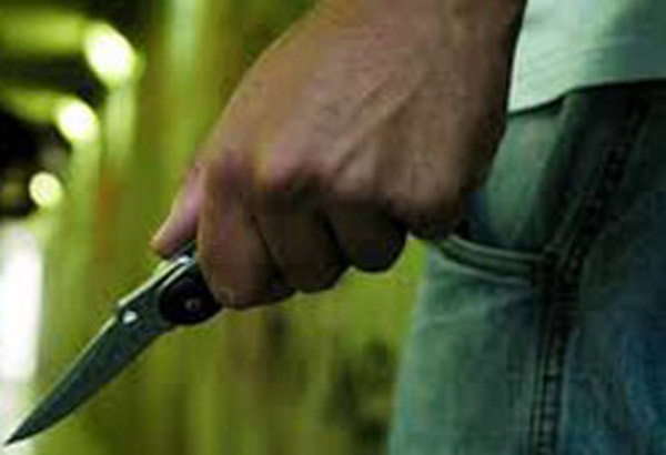 Si aggira con coltello davanti supermercato a Cosenza, denunciato 42enne