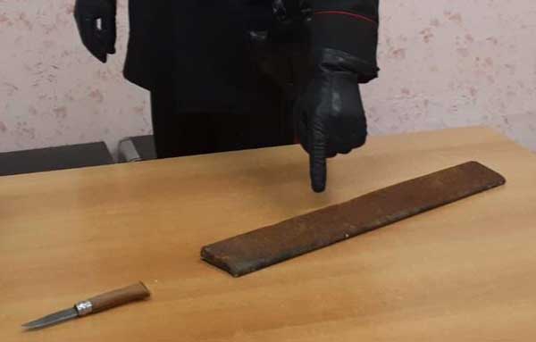 Picchia il padre, gli distrugge l’auto e lo insegue con un coltello: arrestato 21enne nel catanzarese