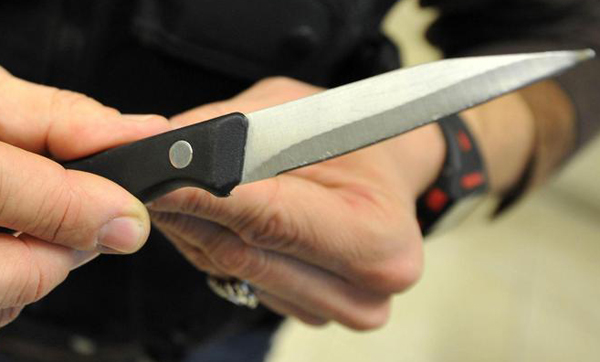 In centro a Crotone brandendo un coltello, denunciato 52enne