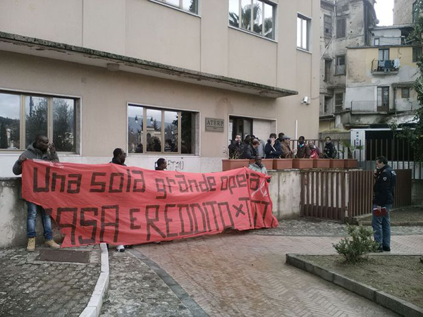 Calabria: comitato Prendocasa occupa uffici sede Aterp Cosenza 