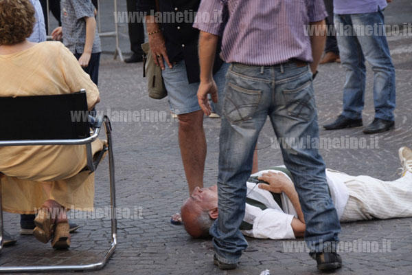 Lamezia: Plateale protesta di un commerciante su corso Numistrano