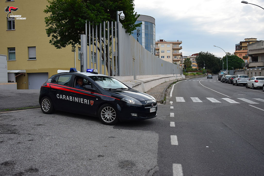 Lamezia, telefonate insistenti e appostamenti all'ex ragazza: arrestato 23enne per atti persecutori